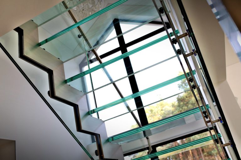 Szklane schody które są naprawdę znakomite